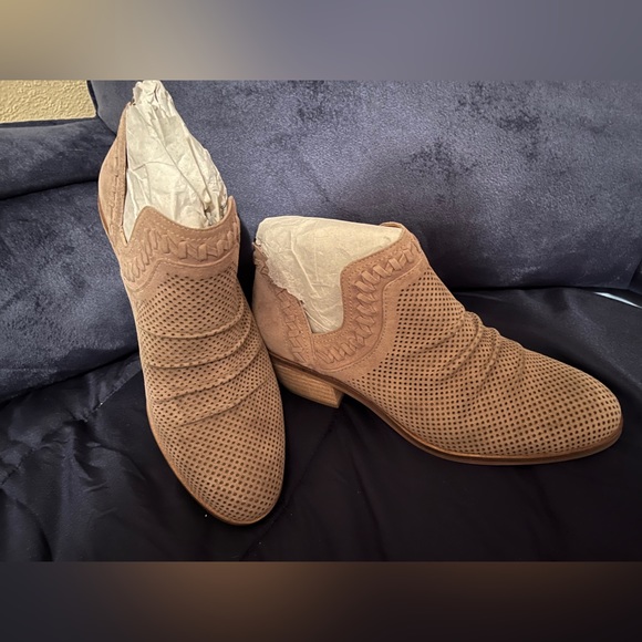 Vince Camuto taupe/tan booties - Picture 2 of 6